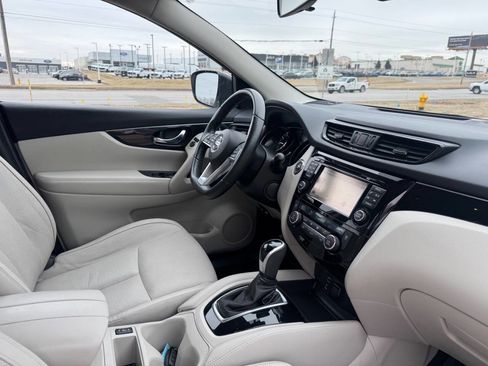 Used 2017 Nissan Rogue Sport SL w/ SL Premium Package image 16