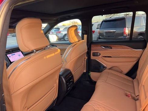 Used 2025 Jeep Grand Cherokee Summit w/ Luxury Tech Group V image 24