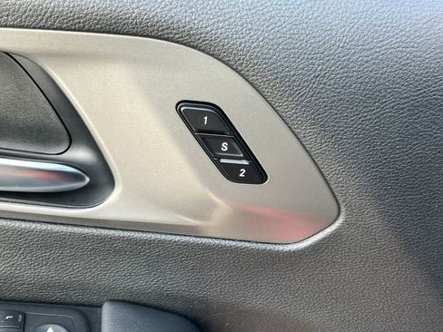 Used 2025 Chrysler Pacifica Select image 17