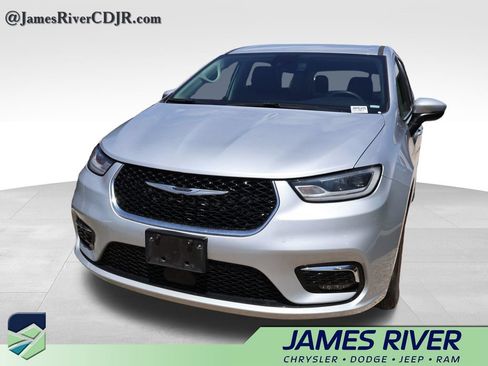 Used 2023 Chrysler Pacifica Touring-L FWD image 3