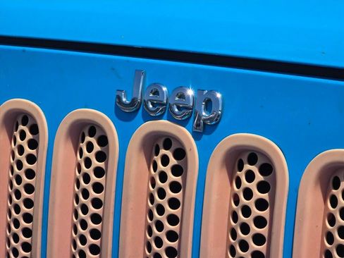 Used 2017 Jeep Wrangler Unlimited Sahara w/ Connectivity Group AWD/4WD image 15