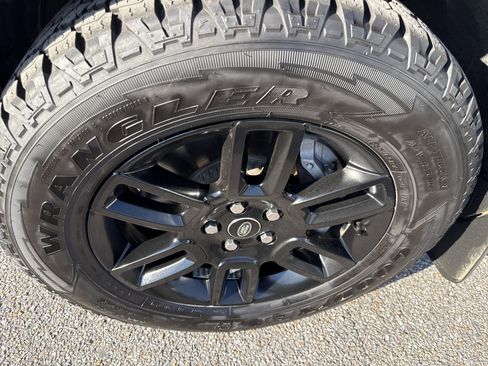 Used 2023 Land Rover Defender 90 X-Dynamic SE image 16