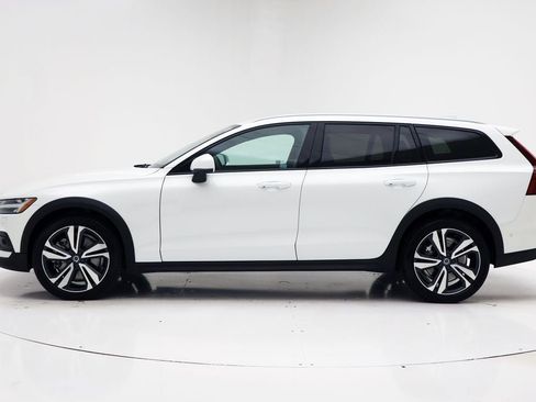 Used 2025 Volvo V60 B5 Cross Country Plus image 6
