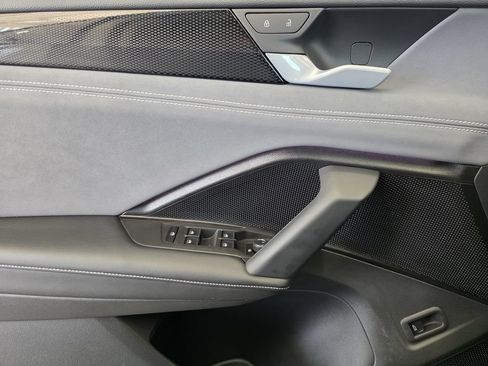 Used 2025 Volkswagen Tiguan SE FWD image 21