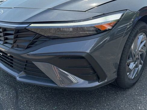 Used 2025 Hyundai Elantra Hybrid FWD image 9