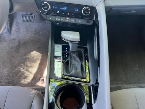 Used 2025 Hyundai Elantra SEL FWD image 42