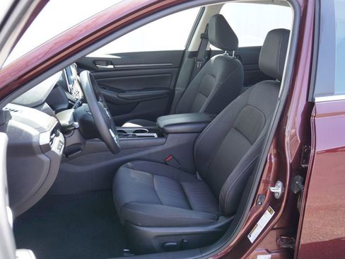 Used 2024 Nissan Altima 2.5 SV FWD image 11