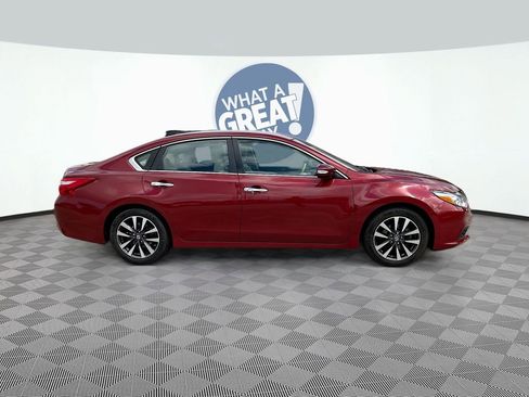Used 2017 Nissan Altima 2.5 SL w/ Moonroof Package image 3