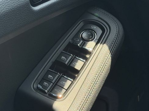 Certified 2026 Porsche Macan AWD/4WD image 13