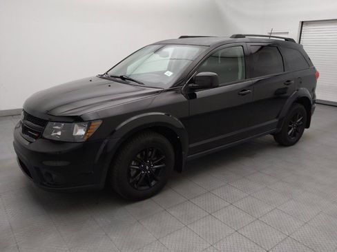 Used 2019 Dodge Journey SE w/ Connectivity Group FWD image 2