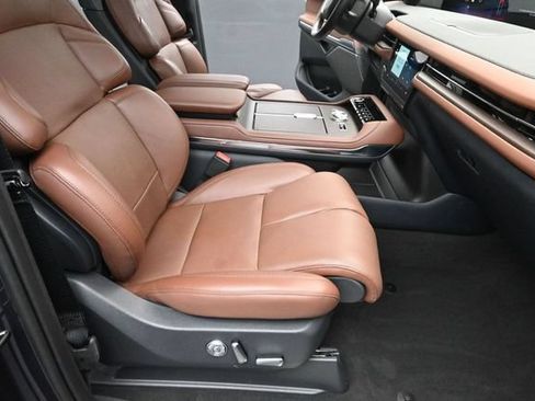 Certified 2025 Lincoln Navigator Reserve AWD/4WD image 32