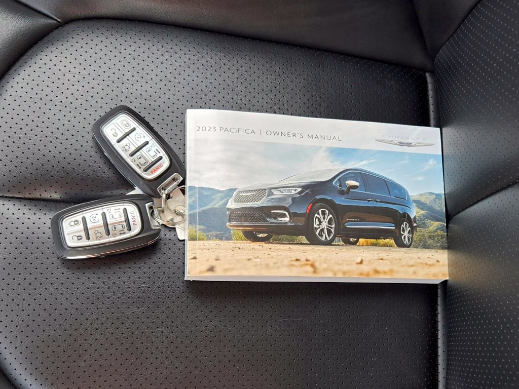 Used 2023 Chrysler Pacifica Touring-L FWD image 10