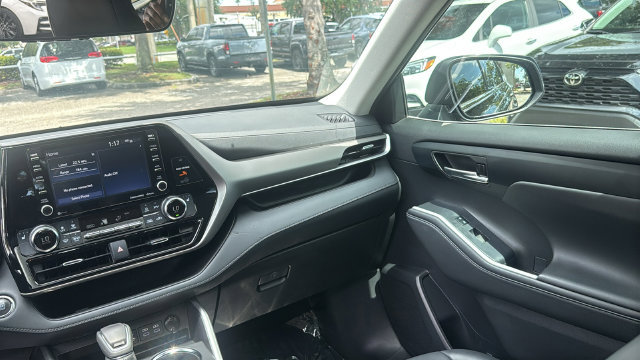 Used 2022 Toyota Highlander XLE FWD image 16