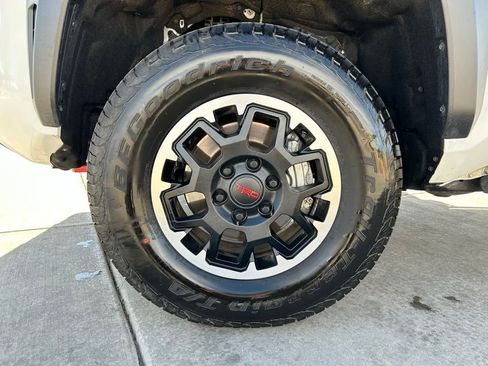 Used 2025 Toyota Tacoma TRD Off-Road image 32