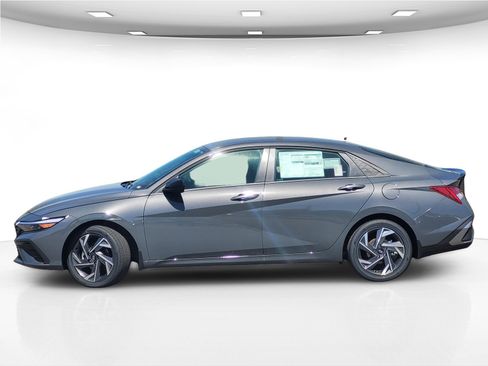 New 2025 Hyundai Elantra SEL image 5