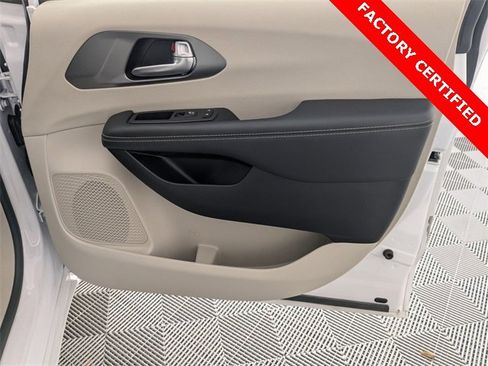 Certified 2024 Chrysler Pacifica Touring-L image 34