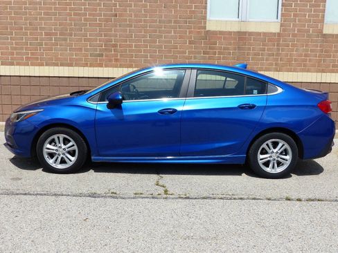 Used 2017 Chevrolet Cruze LT w/ Convenience Package FWD image 6
