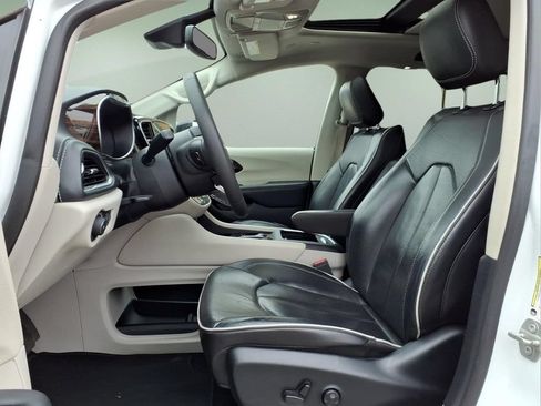 Used 2024 Chrysler Pacifica Limited FWD image 2