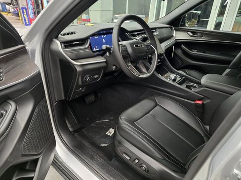 New 2025 Jeep Grand Cherokee L Limited w/ Luxury Tech Group II AWD/4WD image 16