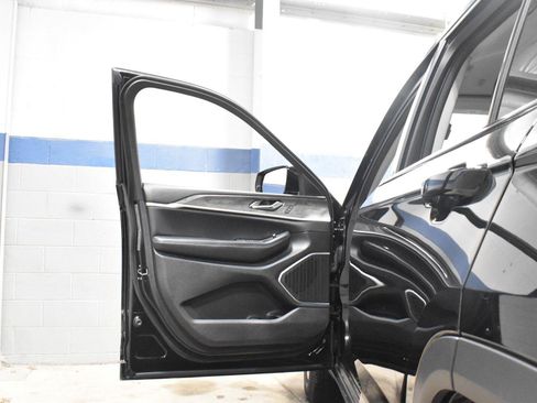Used 2022 Jeep Grand Cherokee L Limited AWD/4WD image 10
