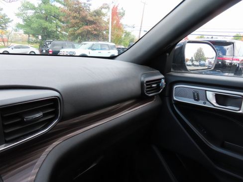 Used 2020 Ford Explorer Limited image 22