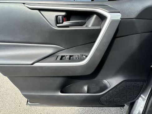 Used 2020 Toyota RAV4 LE FWD image 15