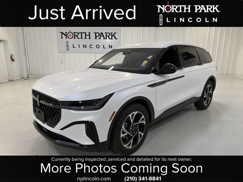 Used 2025 Lincoln Nautilus Premier w/ Jet Appearance Package image 1