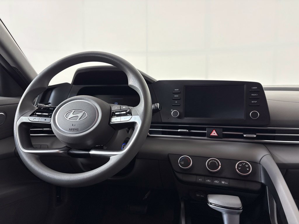Used 2025 Hyundai Elantra SE FWD image 21