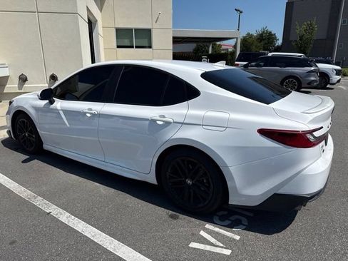 Used 2025 Toyota Camry SE FWD image 3