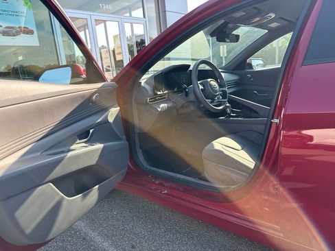 Used 2023 Hyundai Elantra SEL w/ Convenience Package FWD image 11