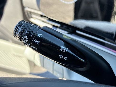 Used 2024 Hyundai Elantra Limited image 32