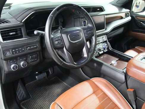 Used 2023 GMC Yukon XL Denali Ultimate AWD/4WD image 5