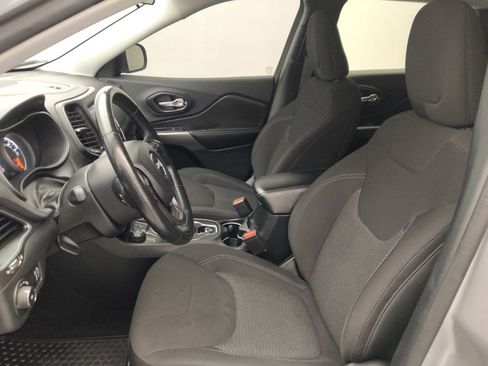 Used 2019 Jeep Cherokee Latitude w/ Cold Weather Group AWD/4WD image 17
