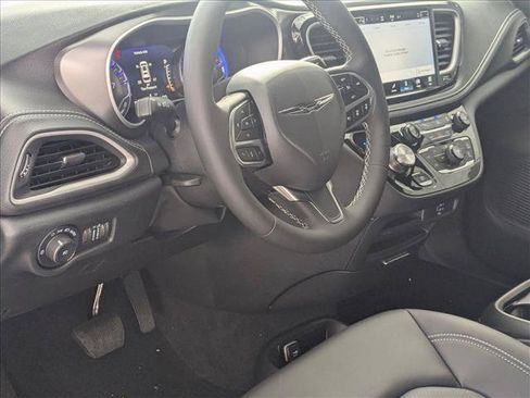 New 2026 Chrysler Pacifica Select AWD/4WD image 3