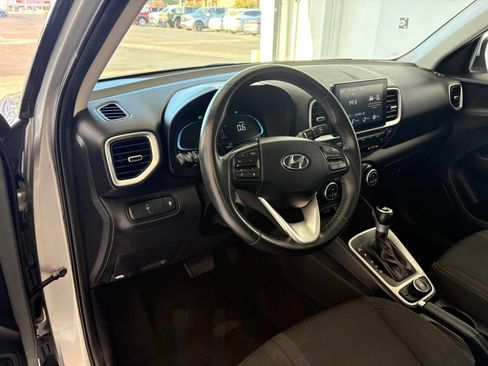 Used 2024 Hyundai Venue SEL FWD image 2