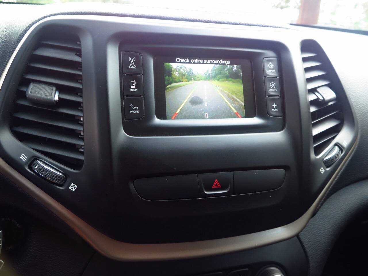 Used 2016 Jeep Cherokee Latitude AWD/4WD image 11