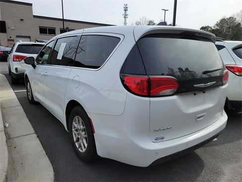 Used 2025 Chrysler Voyager LX image 4