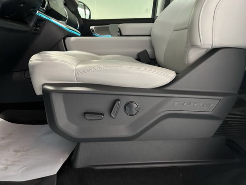 Used 2025 Ford Expedition Platinum image 17