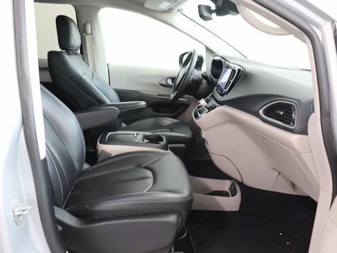 Used 2024 Chrysler Pacifica Touring-L FWD image 20