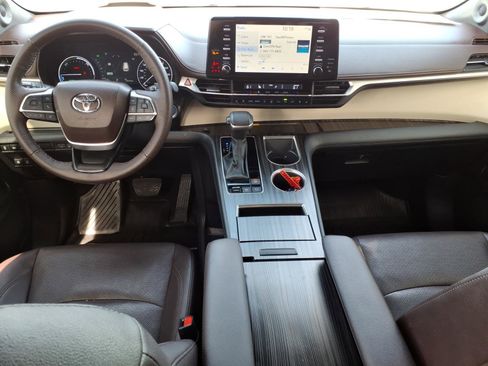 Certified 2023 Toyota Sienna Platinum image 12