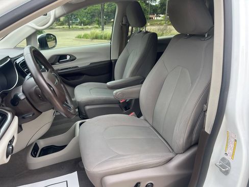 Used 2020 Chrysler Voyager LX w/ Cold Weather Group FWD image 18