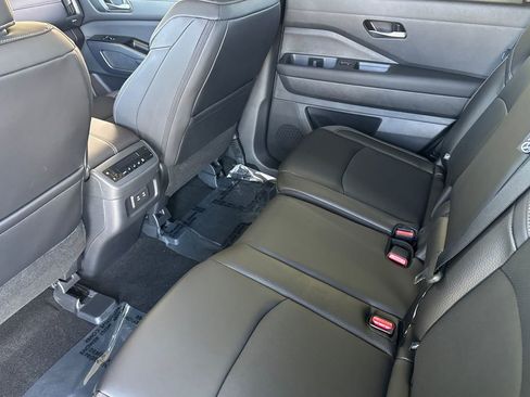 New 2026 Nissan Pathfinder SL image 9