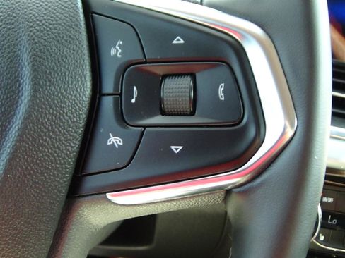 Used 2025 Chevrolet Trax LT w/ LT Convenience Package FWD image 22