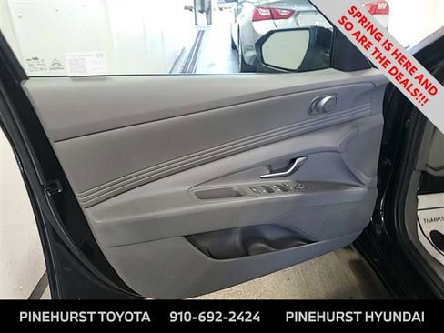 Used 2025 Hyundai Elantra SEL image 5