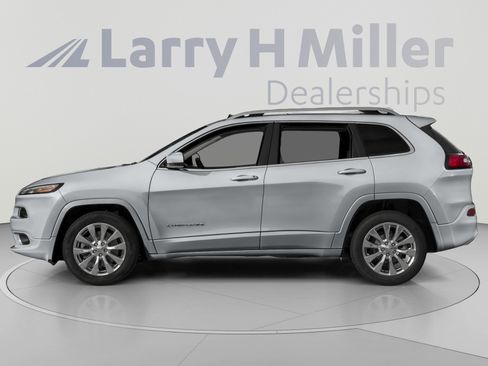 Used 2017 Jeep Cherokee Overland w/ Technology Group AWD/4WD image 3