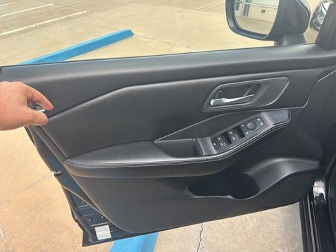 Used 2024 Nissan Rogue SV image 6