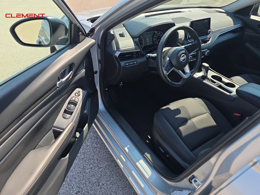 Used 2025 Nissan Altima 2.5 SV FWD image 24
