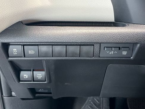Used 2023 Toyota Sienna Limited FWD image 33
