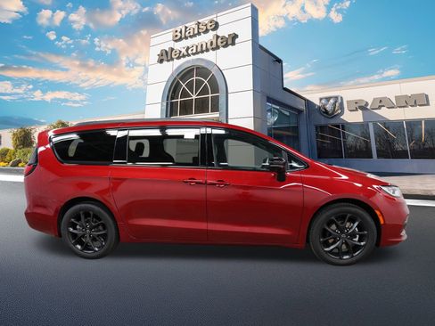 New 2026 Chrysler Pacifica Limited image 2