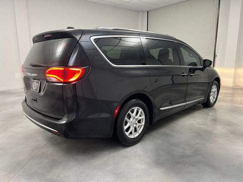 Used 2020 Chrysler Pacifica Touring-L image 7